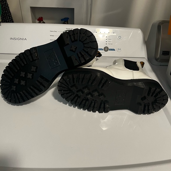 Like New white Dr. Martin boots Sz 6M/8W - Picture 5 of 6